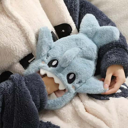 bouillotte requin bleu mains enfant