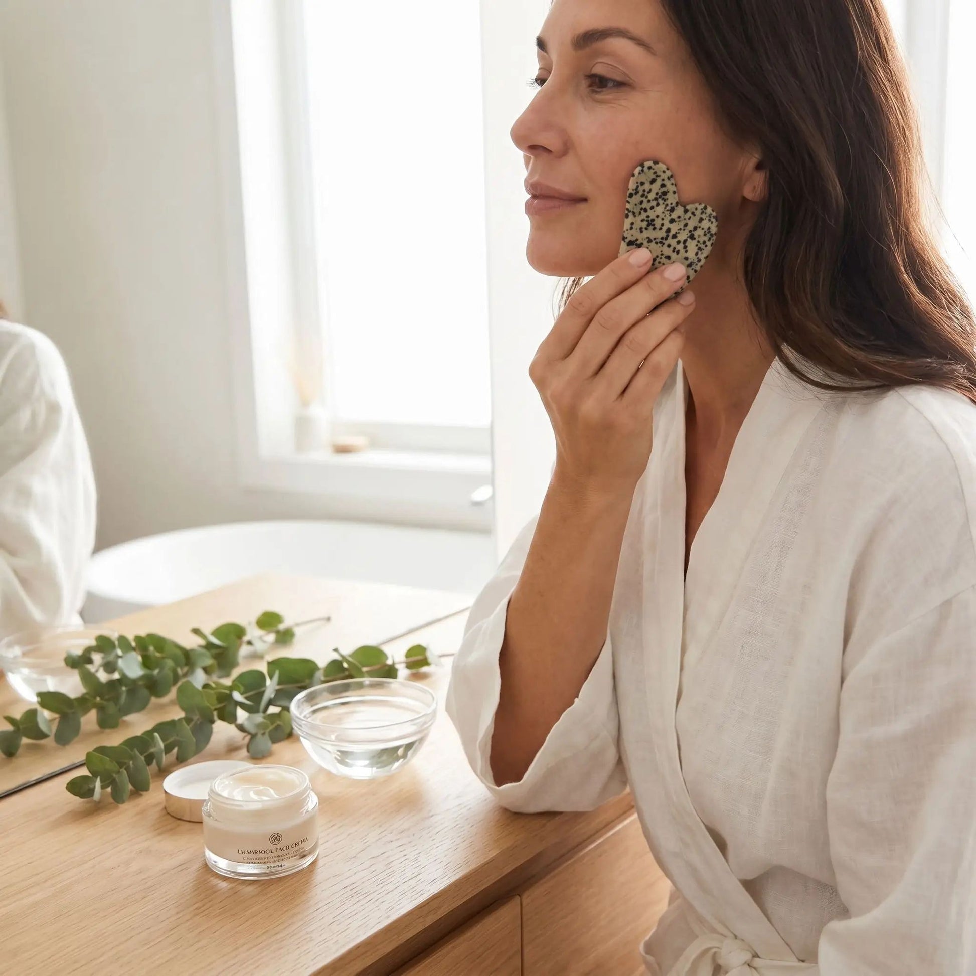 gua sha visage femme massage peau lisse
