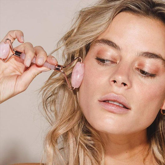 Gua sha visage femme massage