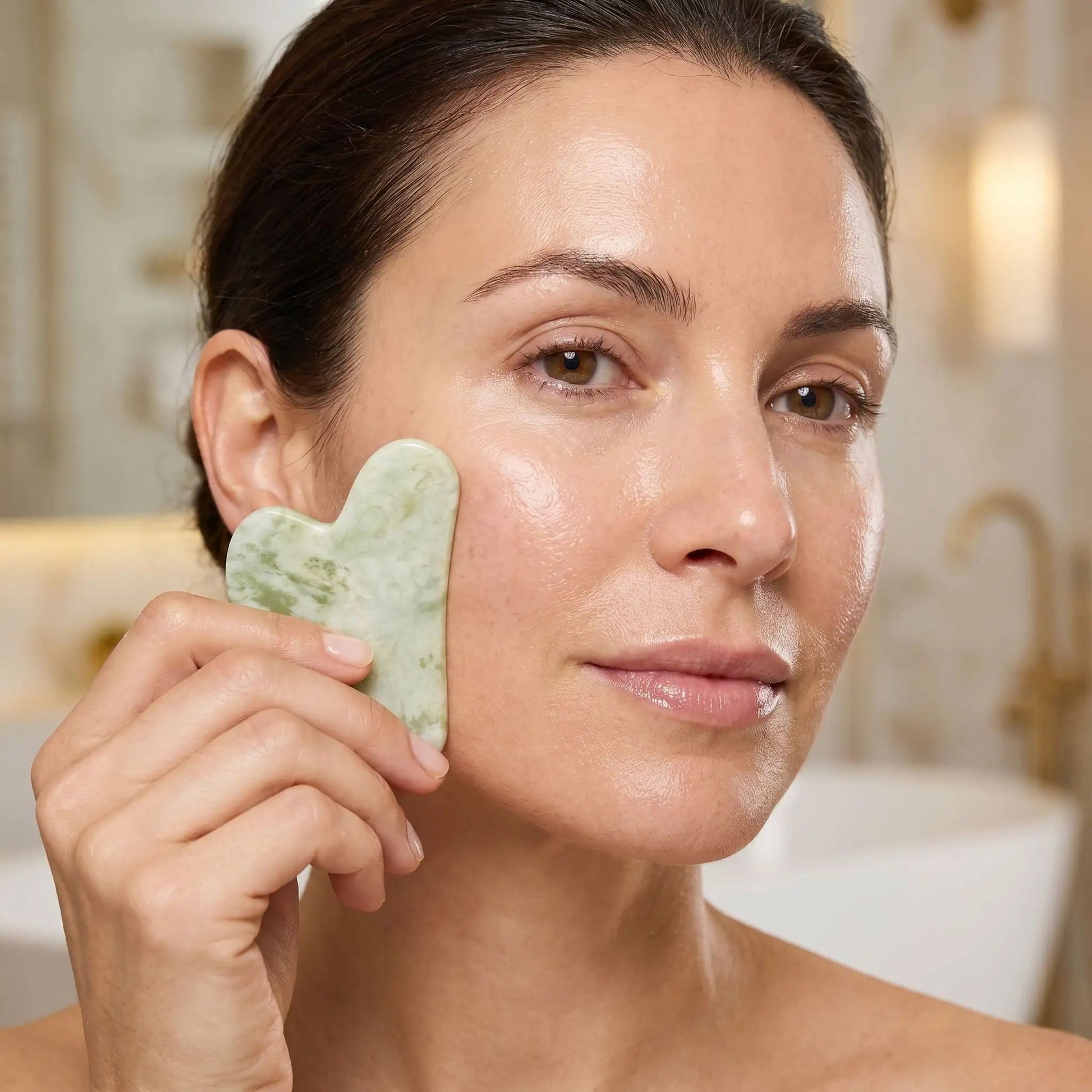 Gua sha visage | Emeraude Glow - Massage et moi
