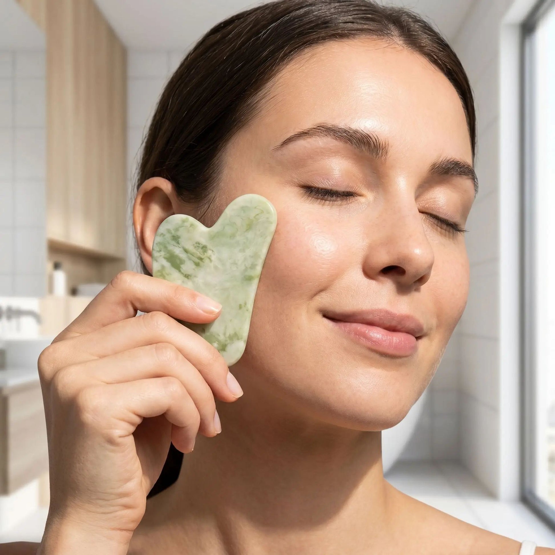 Gua sha visage | Emeraude Glow - Massage et moi