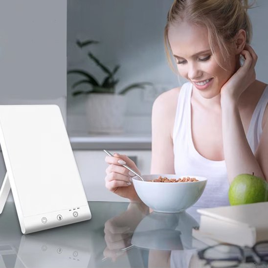 lampe luminotherapie femme matin bonheur