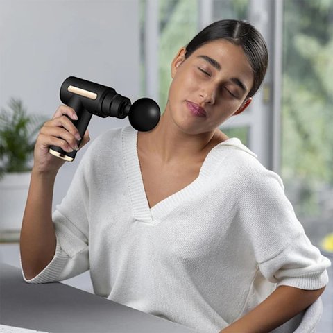 pistolet massage femme nuque