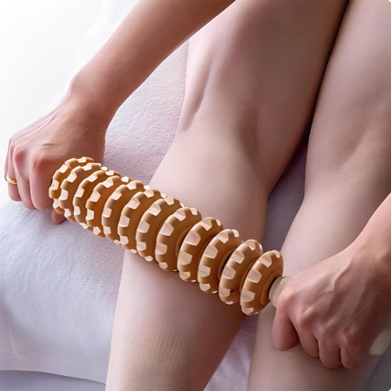 rouleau de massage bois femme jambes