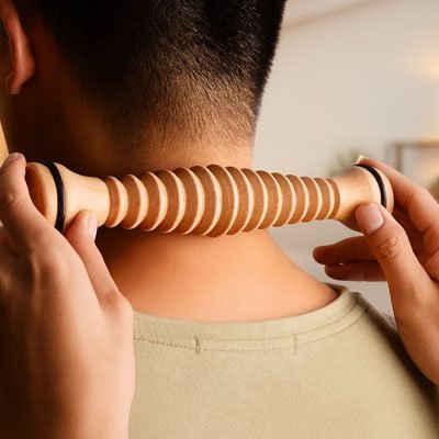rouleau de massage bois nuque homme