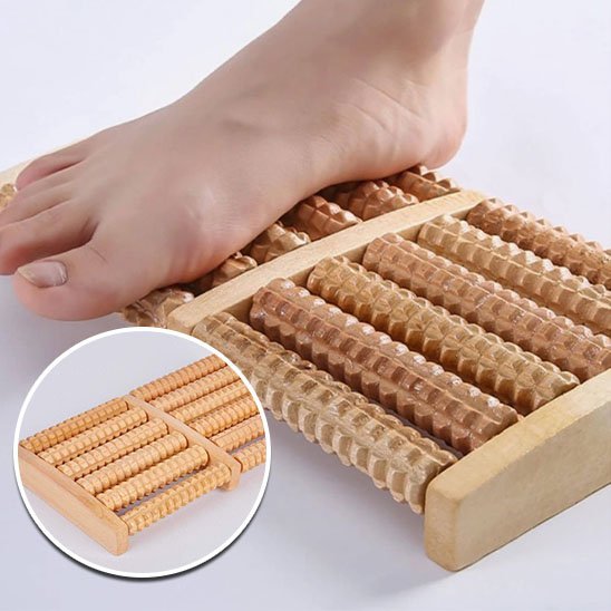 rouleau de massage bois pieds soulagement plantaire