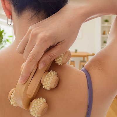 rouleau de massage epaules femme