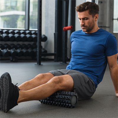 rouleau de massage homme salle sport