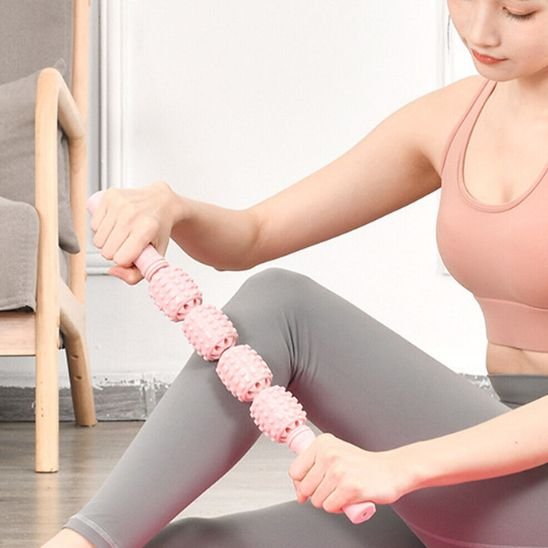 rouleau de massage rose femme jambe