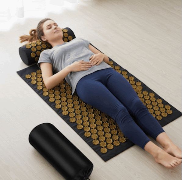 tapis d acupression femme allonge detente